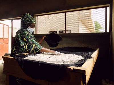 A member of the women’s cereal processing and production group in Sanar Walof village near Saint-Louis, Senegal. Photo Credit: Ollivier Girard/ICARDA