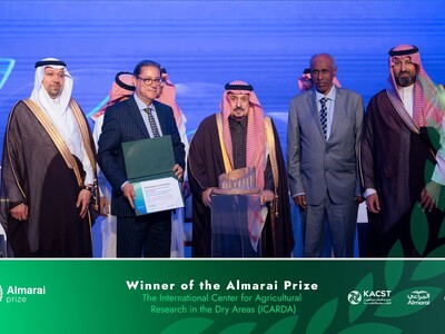 Left to right: HE Dr. Munir Eldesouki, KACST President, Chairman of the Award's Board; Mr. Aly Abousabaa, ICARDA Director General; HRH Prince Faisal bin Bandar bin Abdulaziz, Governor of Riyadh Region; Dr. Seid-Ahmed Kemal, ICARDA Principal Scientist; HH Prince Naif bin Sultan bin Mohamed bin Saud Al Kabeer, Almarai Board of Directors Chairman. 