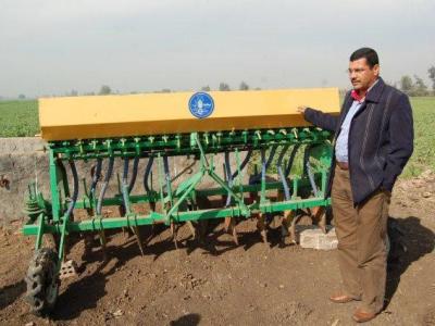 Dr. Atef Swelam with the raised-bed machine.