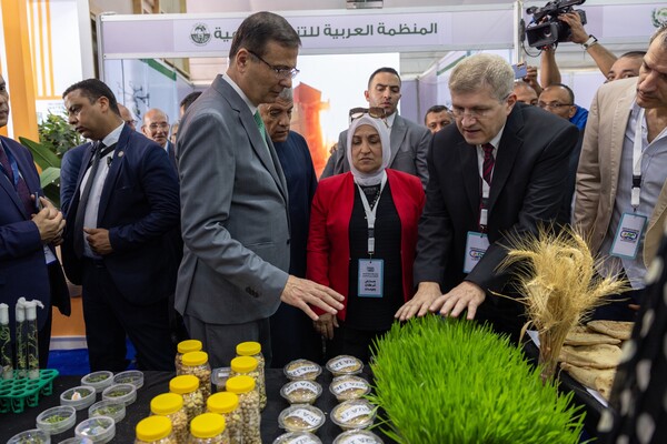 H.E Alaa Farouk MoA Egypt visiting  ICARDA booth