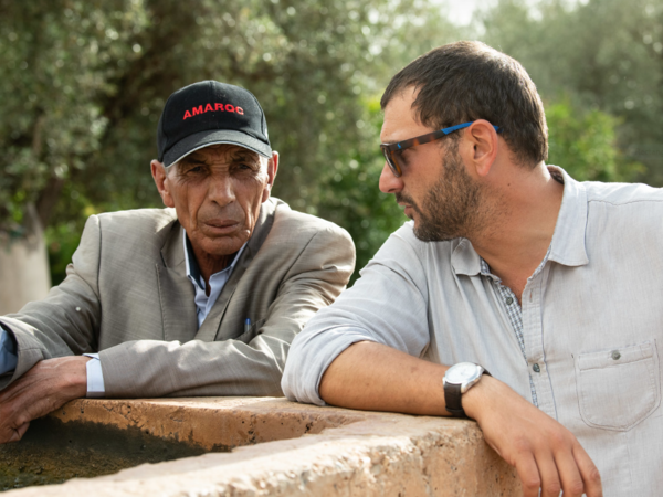 Filippo Bassi (ICARDA) talking to a farmer in Morocco