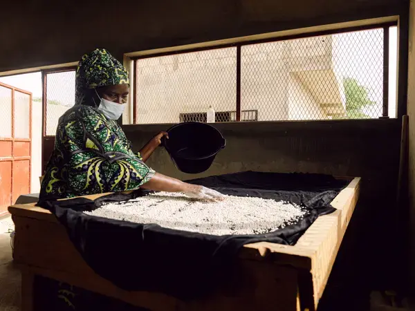 A member of the women’s cereal processing and production group in Sanar Walof village near Saint-Louis, Senegal. Photo Credit: Ollivier Girard/ICARDA