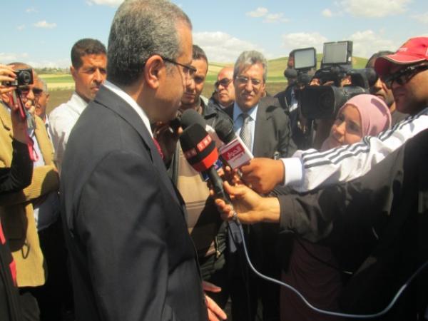 Tunisia’s Minister of Agriculture, H. E. Dr. Lassad Lachaal, visited the research location to observe progress. 