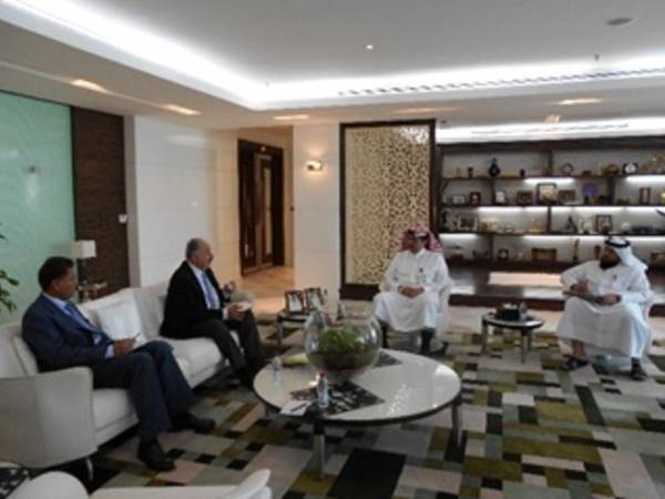 Qatar’s Minister of Environment, H.E. Mr. Ahmad Amer Alhemaidi (second from right) in discussion with ICARDA delegation, led by Dr. Mahmoud El Solh, ICARDA’s Director General (second from left) 