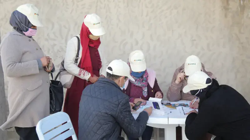Phone distribution targeted at 150 women in northern Tunisia (Photographer : Zied Ldoudi)