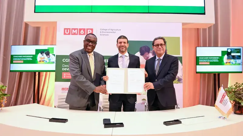 Dr. Ehui, UM6P President and DG ICARDA holding signed agreement