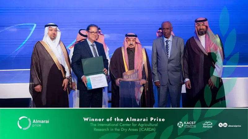 Left to right: HE Dr. Munir Eldesouki, KACST President, Chairman of the Award's Board; Mr. Aly Abousabaa, ICARDA Director General; HRH Prince Faisal bin Bandar bin Abdulaziz, Governor of Riyadh Region; Dr. Seid-Ahmed Kemal, ICARDA Principal Scientist; HH Prince Naif bin Sultan bin Mohamed bin Saud Al Kabeer, Almarai Board of Directors Chairman. 