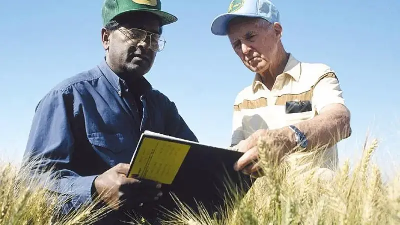 Dr. Sanjaya Rajaram (left), Senior Scientific Advisor at ICARDA, with Dr. Norman Borlaug