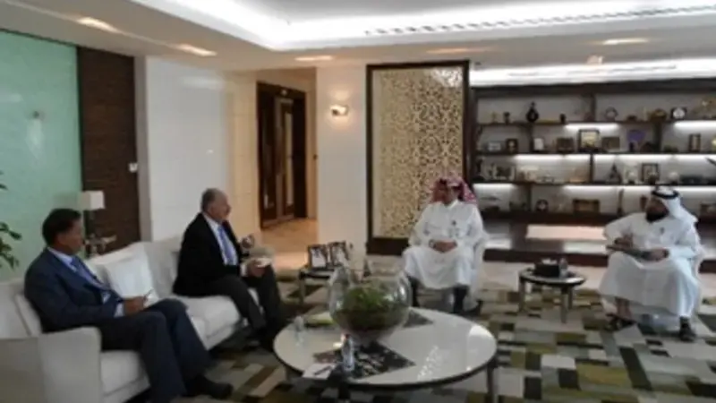 Qatar’s Minister of Environment, H.E. Mr. Ahmad Amer Alhemaidi (second from right) in discussion with ICARDA delegation, led by Dr. Mahmoud El Solh, ICARDA’s Director General (second from left) 