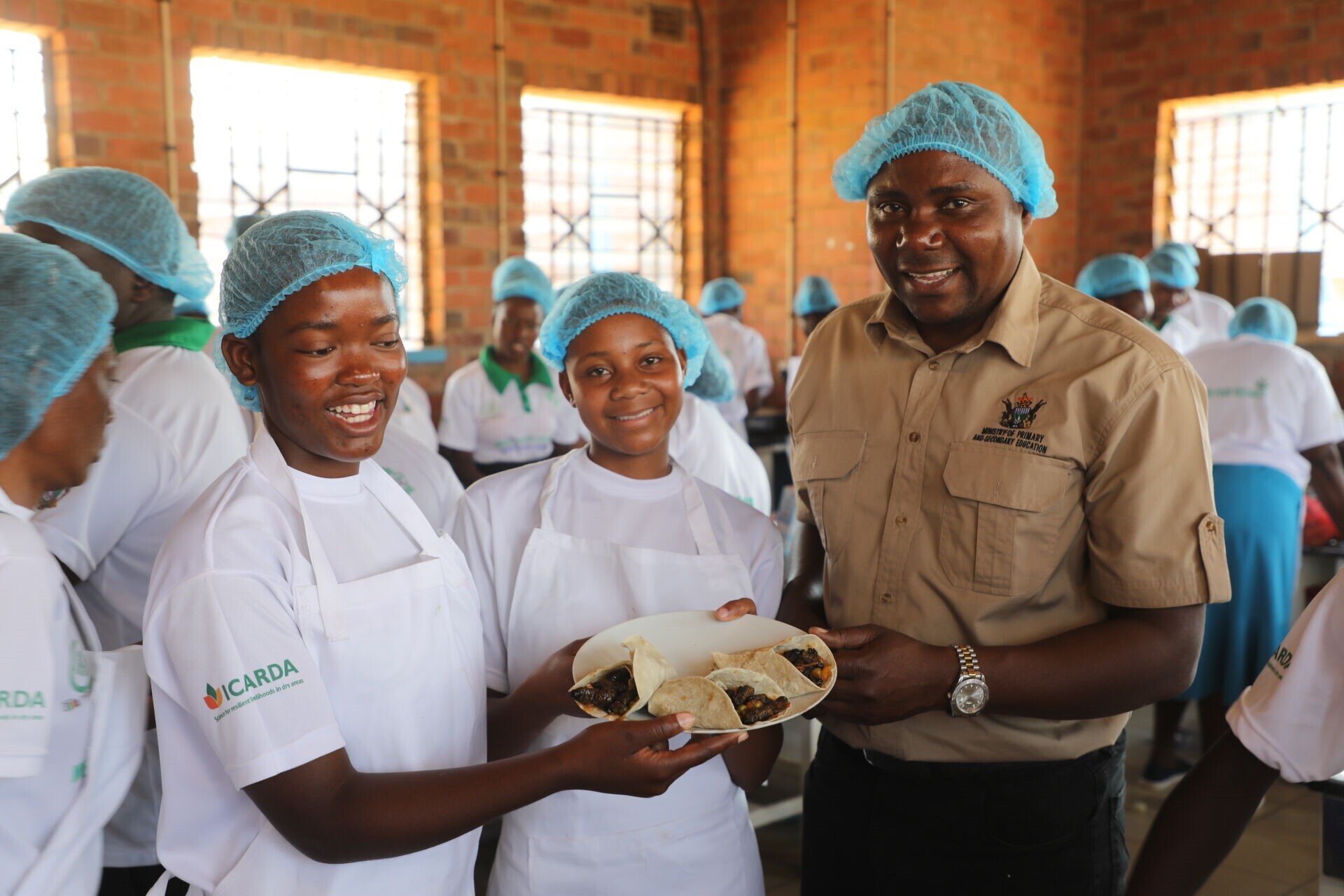 Workshop participants showing their product - Photo: Jacqueline Tanhara/MLAFWRD