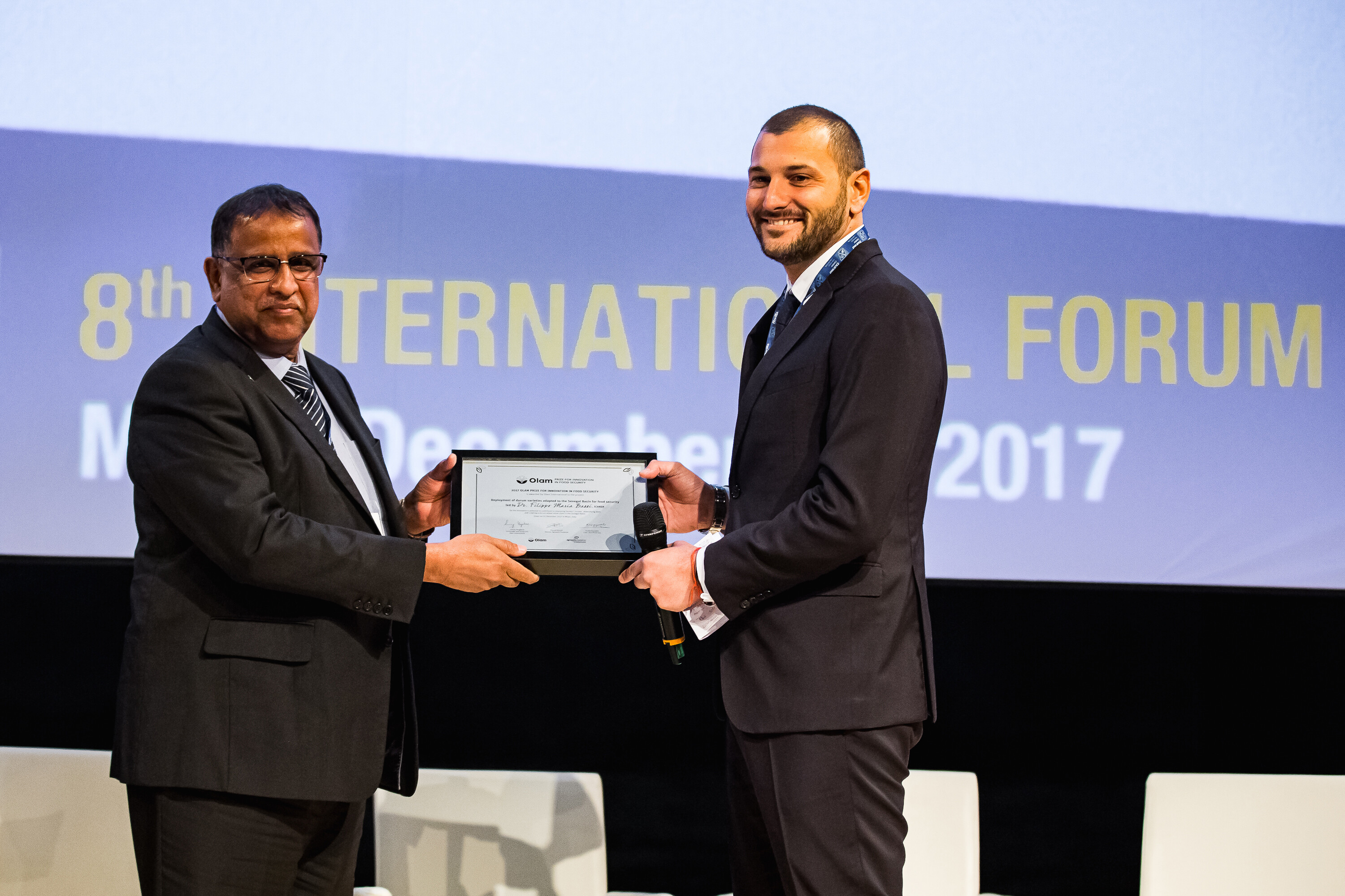 ICARDA’s Filippo Bassi accepts the Innovation in Food Security Award in Milan on behalf of the team.